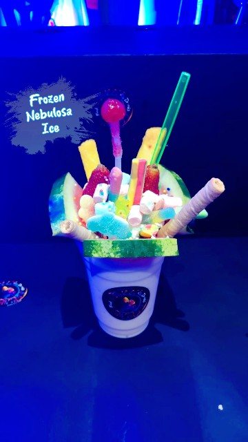 Frozen Nebulosa Ice decorado con sandía, gomitas y barquillos