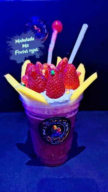 Mixchelada de frutos rojos con fresas